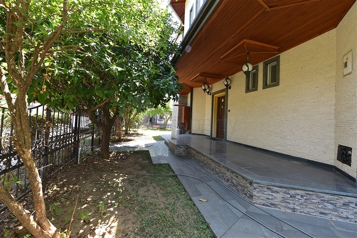 Простора вілла 7 + 1 в районі Кестель