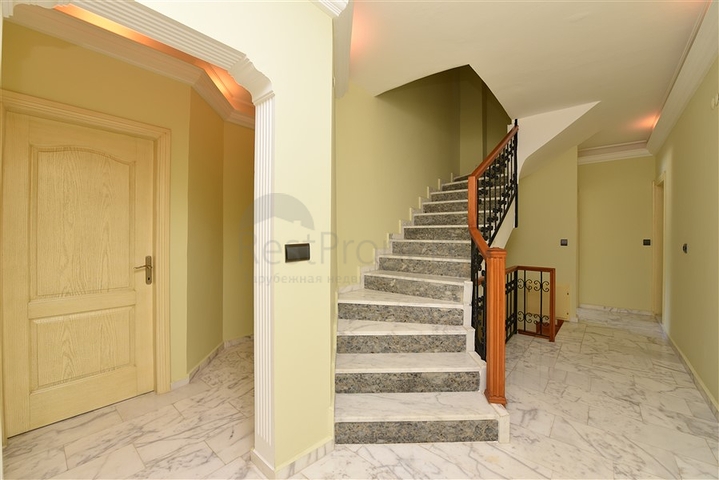 Простора вілла 7 + 1 в районі Кестель