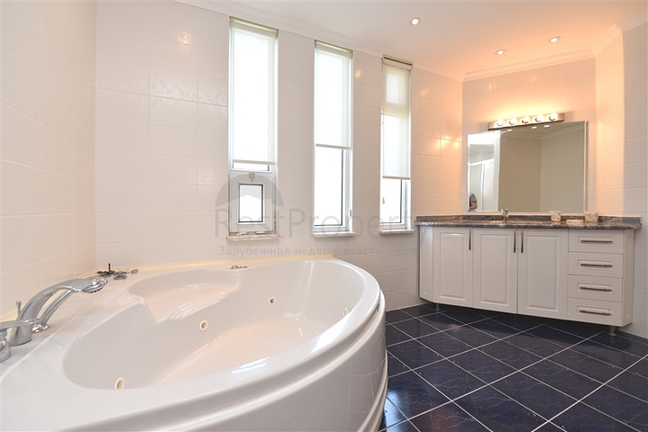 Простора вілла 7 + 1 в районі Кестель