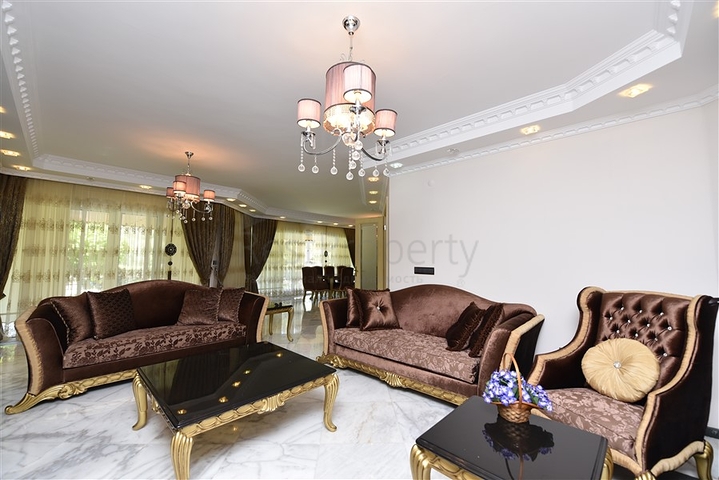 Простора вілла 7 + 1 в районі Кестель