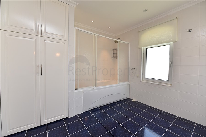 Простора вілла 7 + 1 в районі Кестель