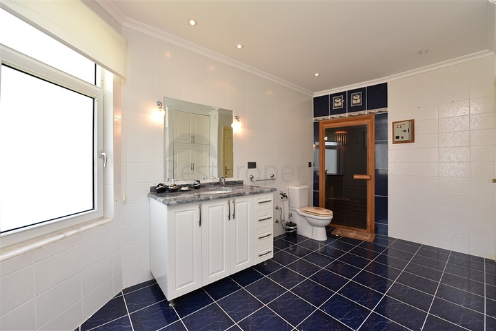 Простора вілла 7 + 1 в районі Кестель