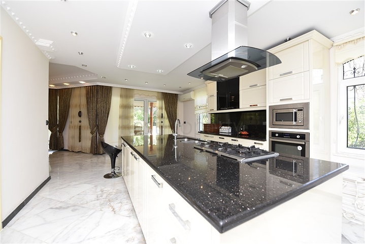 Простора вілла 7 + 1 в районі Кестель