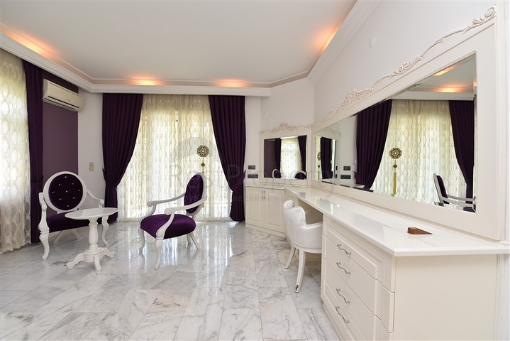 Простора вілла 7 + 1 в районі Кестель