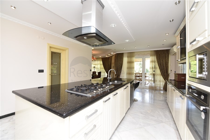 Простора вілла 7 + 1 в районі Кестель