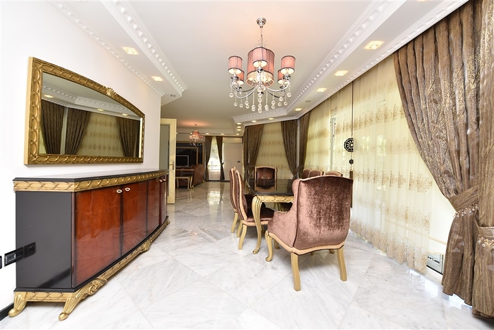 Простора вілла 7 + 1 в районі Кестель