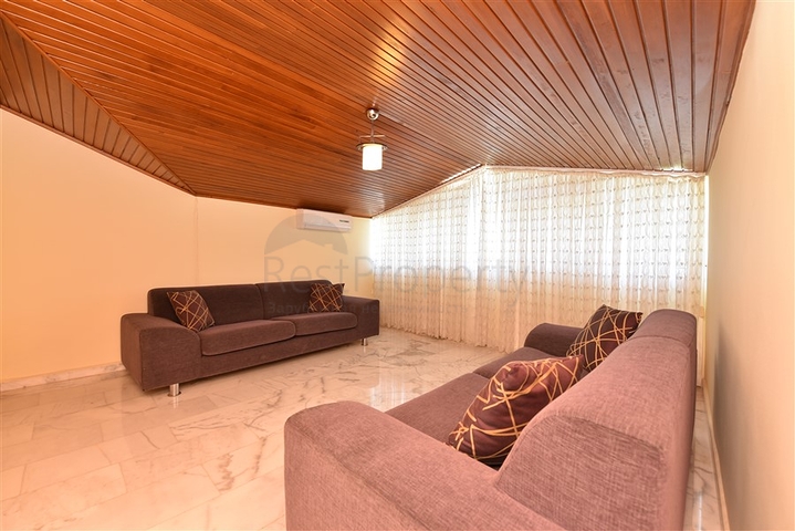 Простора вілла 7 + 1 в районі Кестель