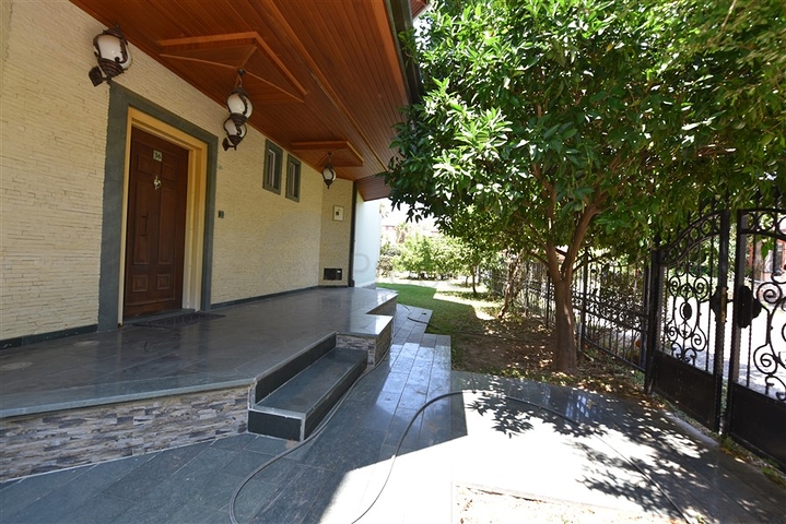 Простора вілла 7 + 1 в районі Кестель