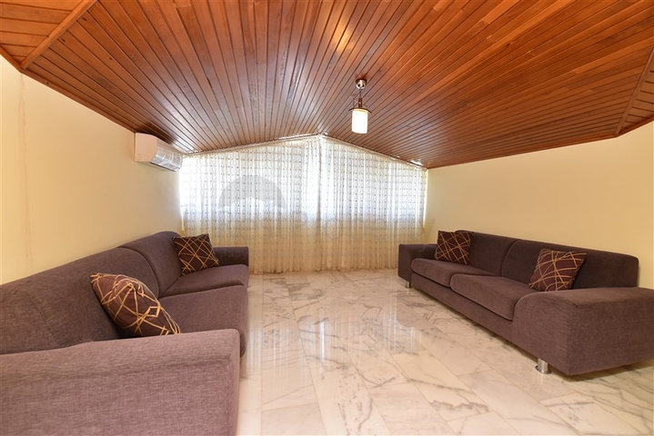 Простора вілла 7 + 1 в районі Кестель