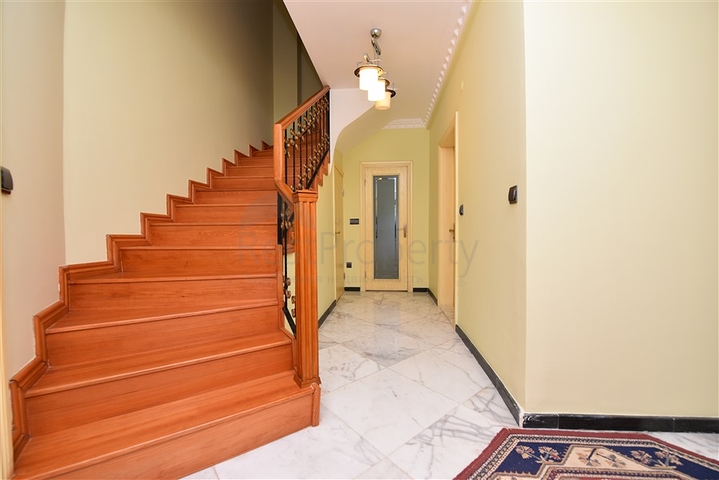 Простора вілла 7 + 1 в районі Кестель