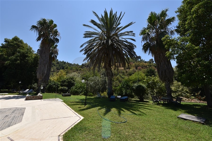 Простора вілла 7 + 1 в районі Кестель