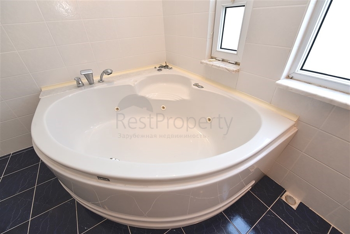 Простора вілла 7 + 1 в районі Кестель