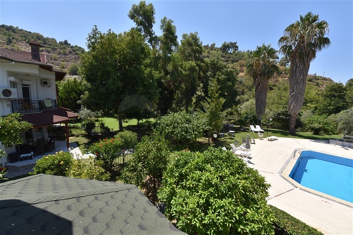 Простора вілла 7 + 1 в районі Кестель