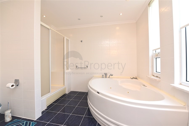 Простора вілла 7 + 1 в районі Кестель