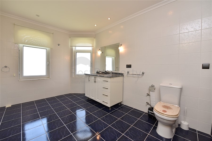 Простора вілла 7 + 1 в районі Кестель