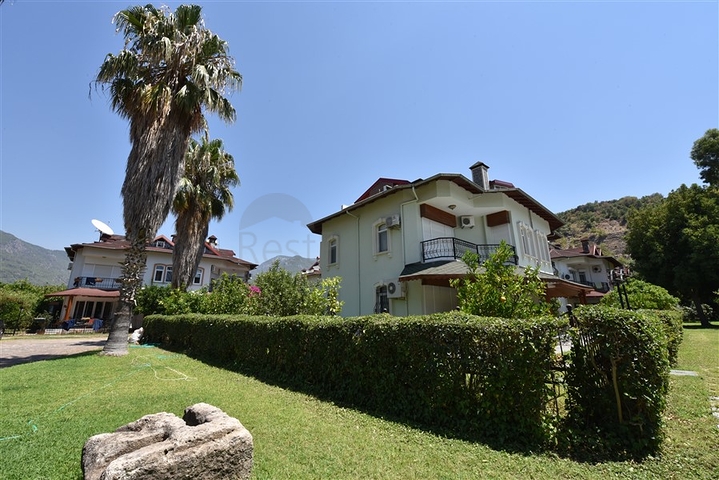 Простора вілла 7 + 1 в районі Кестель