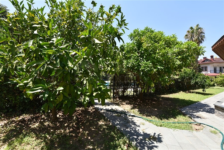 Простора вілла 7 + 1 в районі Кестель