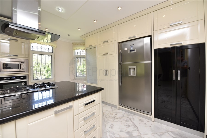 Простора вілла 7 + 1 в районі Кестель