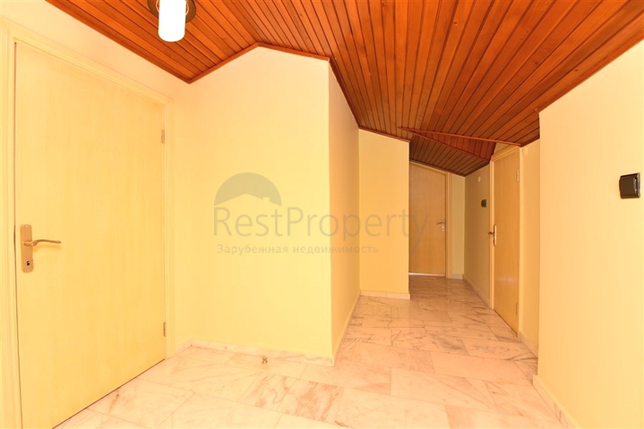 Простора вілла 7 + 1 в районі Кестель