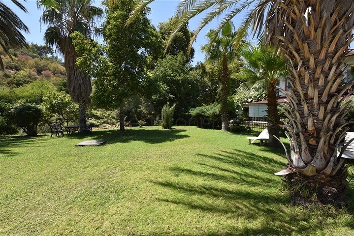 Простора вілла 7 + 1 в районі Кестель