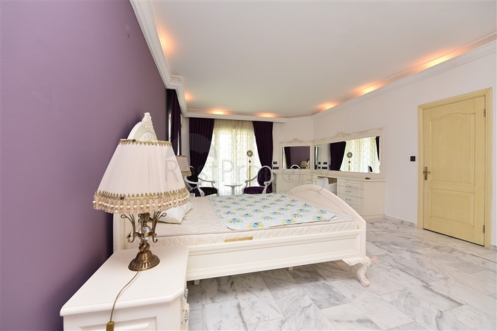 Простора вілла 7 + 1 в районі Кестель