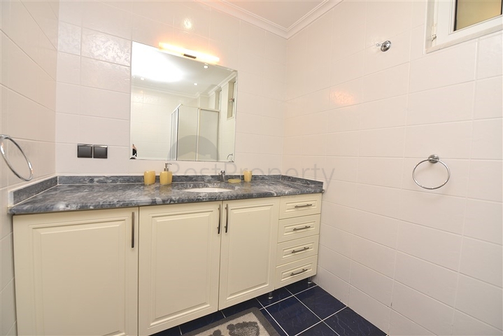 Простора вілла 7 + 1 в районі Кестель