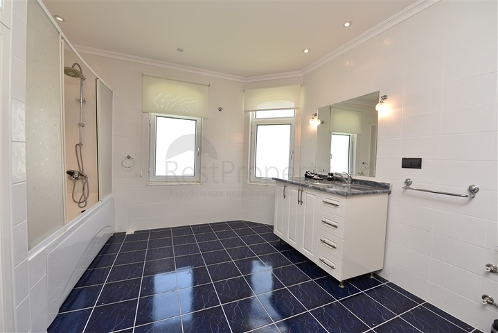 Простора вілла 7 + 1 в районі Кестель