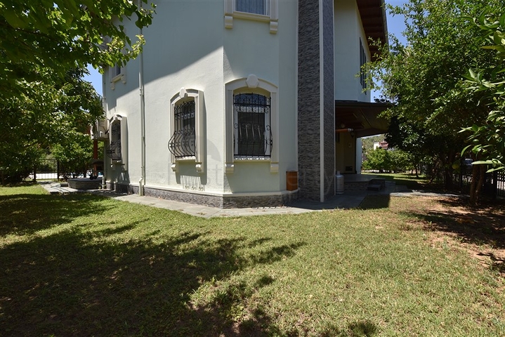 Простора вілла 7 + 1 в районі Кестель