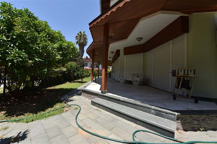 Простора вілла 7 + 1 в районі Кестель