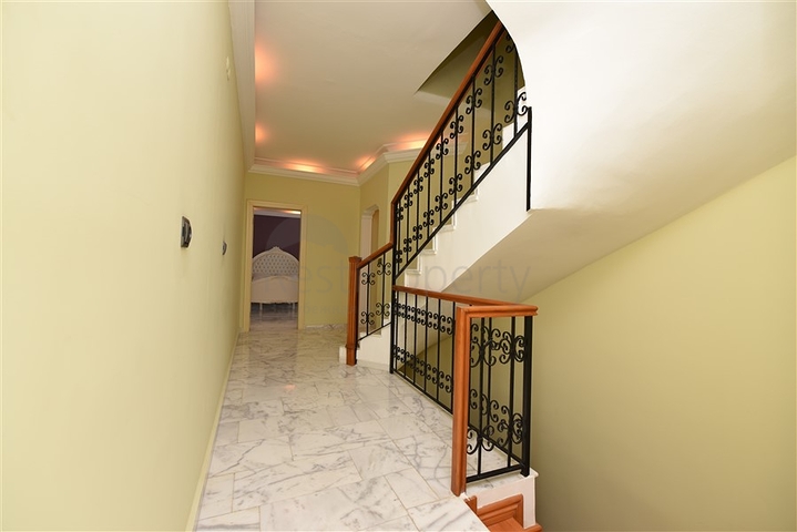 Простора вілла 7 + 1 в районі Кестель