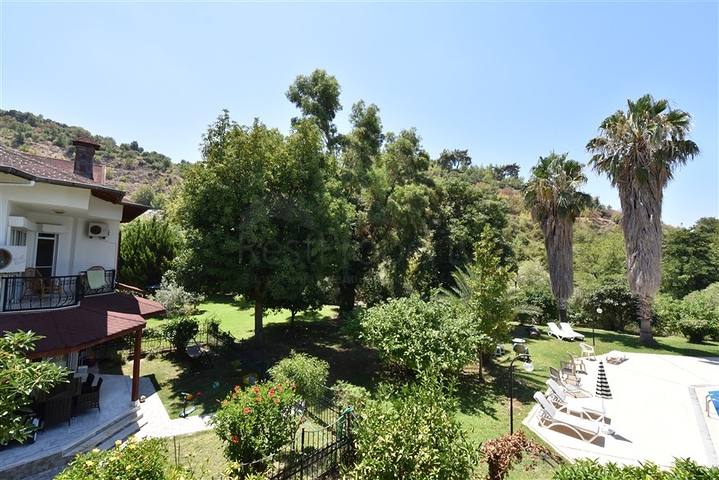 Простора вілла 7 + 1 в районі Кестель