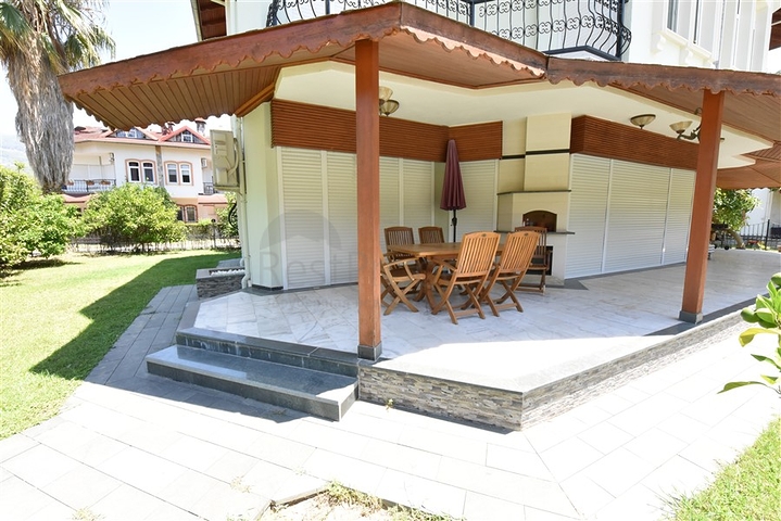 Простора вілла 7 + 1 в районі Кестель