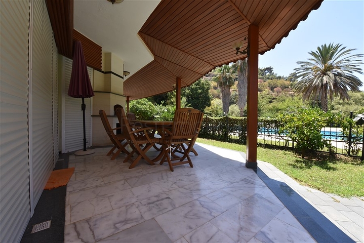 Простора вілла 7 + 1 в районі Кестель