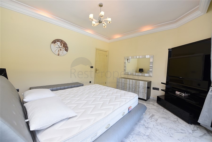 Простора вілла 7 + 1 в районі Кестель