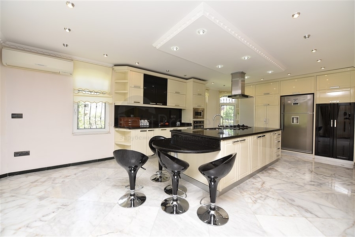 Простора вілла 7 + 1 в районі Кестель