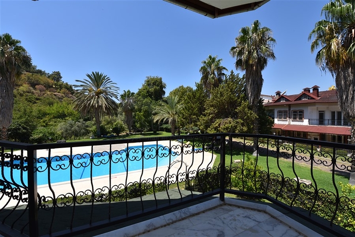 Простора вілла 7 + 1 в районі Кестель