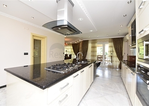 Простора вілла 7 + 1 в районі Кестель