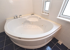 Простора вілла 7 + 1 в районі Кестель