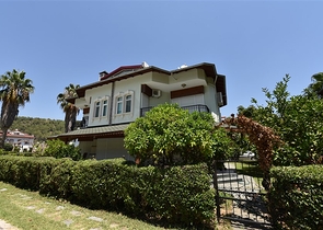 Простора вілла 7 + 1 в районі Кестель