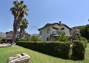 Простора вілла 7 + 1 в районі Кестель