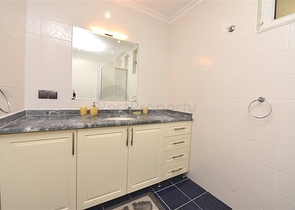 Простора вілла 7 + 1 в районі Кестель