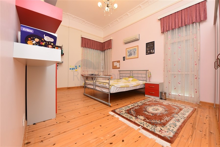 Вілла плануванням 6+1 з окремою кухнею в районі Кестель