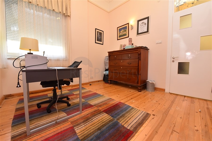 Вілла плануванням 6+1 з окремою кухнею в районі Кестель