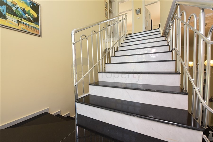 Вілла плануванням 6+1 з окремою кухнею в районі Кестель