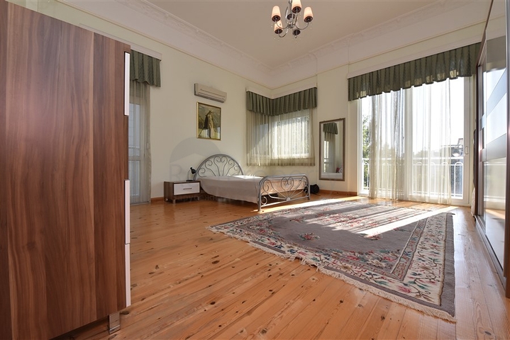 Вілла плануванням 6+1 з окремою кухнею в районі Кестель