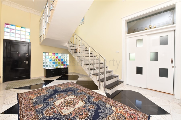 Вілла плануванням 6+1 з окремою кухнею в районі Кестель