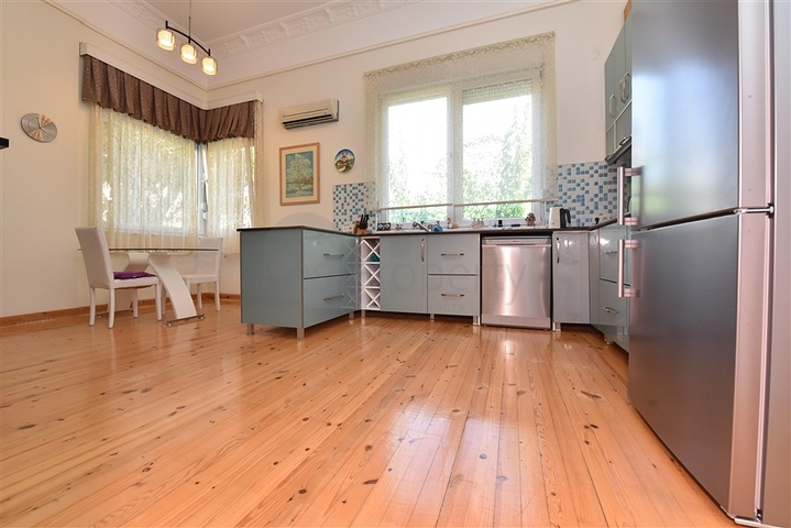 Вілла плануванням 6+1 з окремою кухнею в районі Кестель