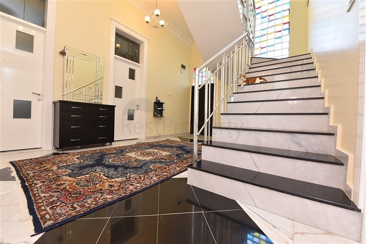 Вілла плануванням 6+1 з окремою кухнею в районі Кестель