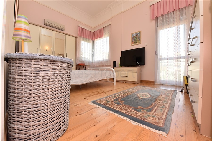 Вілла плануванням 6+1 з окремою кухнею в районі Кестель