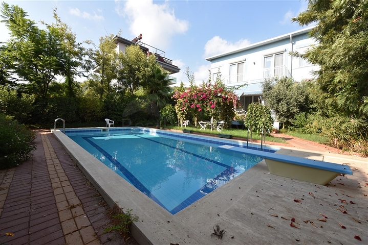 Вілла плануванням 6+1 з окремою кухнею в районі Кестель